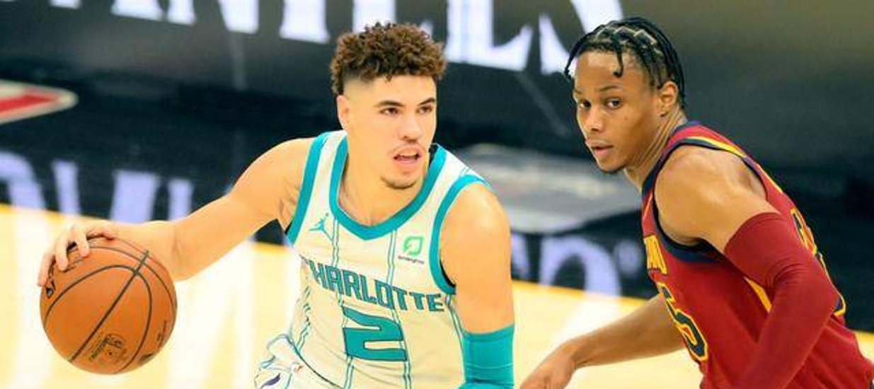 九游体育平台夏洛特黄蜂训练开放日，今夜调整名单引欢呼，NBA常规赛在即，轮换策略成焦点的简单介绍